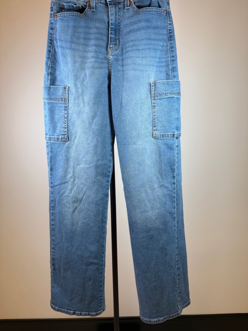 Signature by Levi Strauss Straight-Leg Light Blue Cargo Jeans. Size 6 - Picture 4 of 11